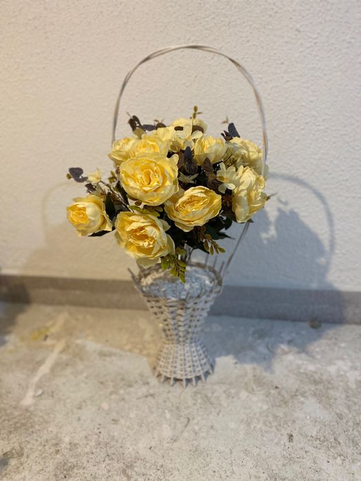 Coșuri cu flori artificiale.Diferite culori și dimensiuni.