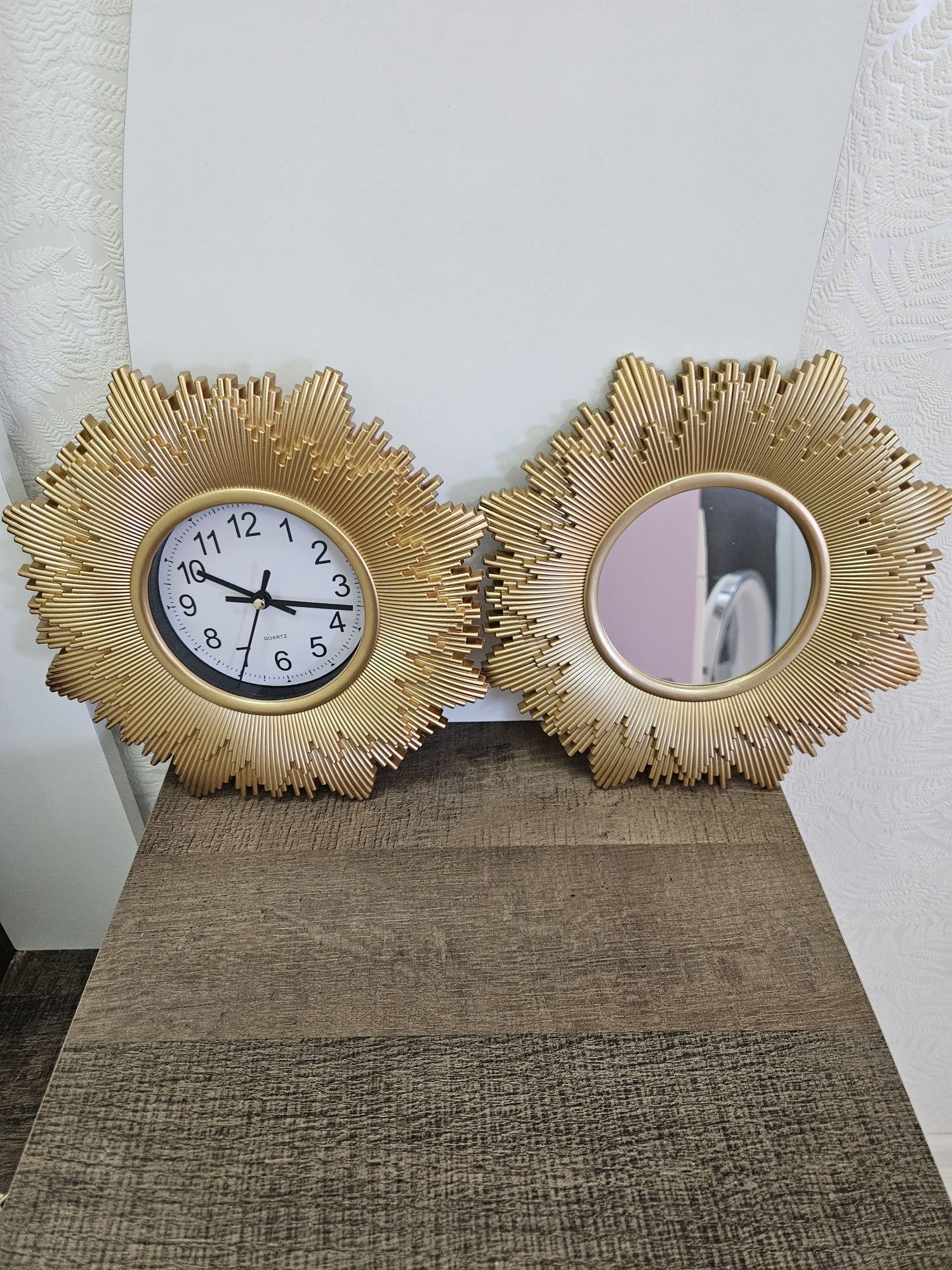 Стенен часовник с огледало
