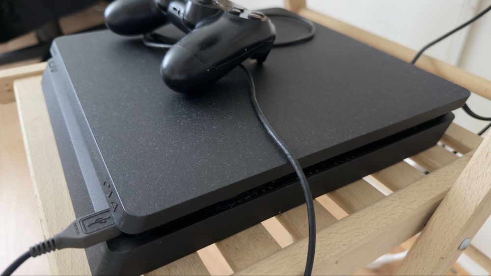 Play station 4.       3 manete