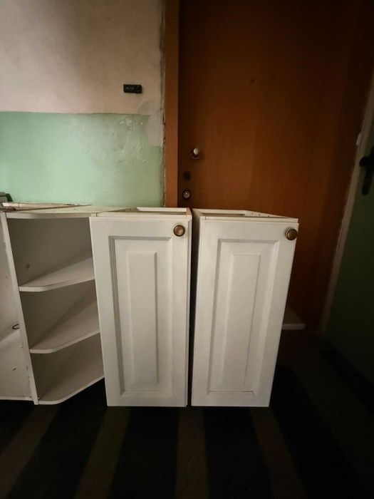 Шкафове с дървени вратички и лавица