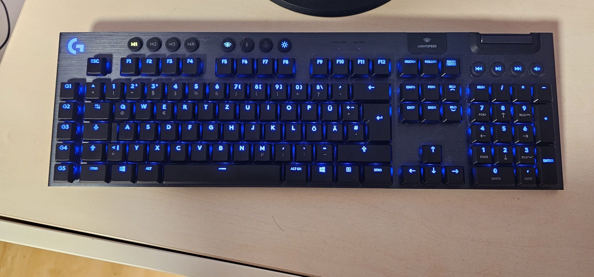 Logitech g915 механична безжична RGB клавиатура.