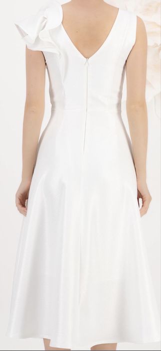 Rochie din stofa alba midi in clos cu volanas pe umar