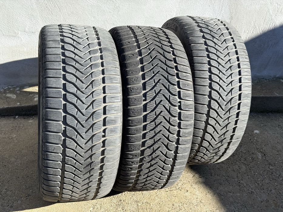 Зимни Гуми LASSA три броя 17 245/45 ползвани в мерцедес w212