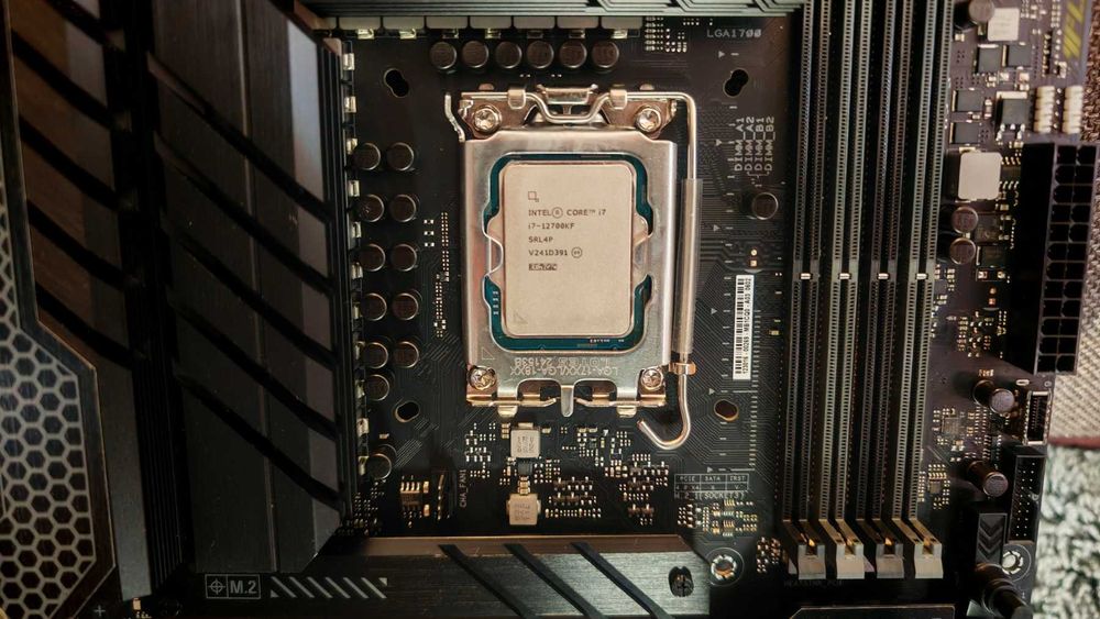 ASUS TUF GAMING Z790-PLUS D4 + Intel i7-12700KF, 12 Cores 5.0GHz