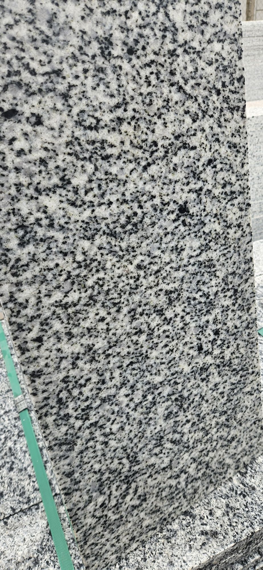 Продавам гранит 60x30х2  термолющен