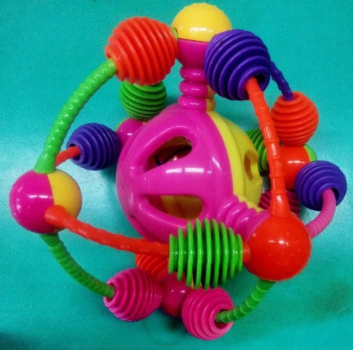 Голяма бебешка дрънкалка - топка с диаметър 20см