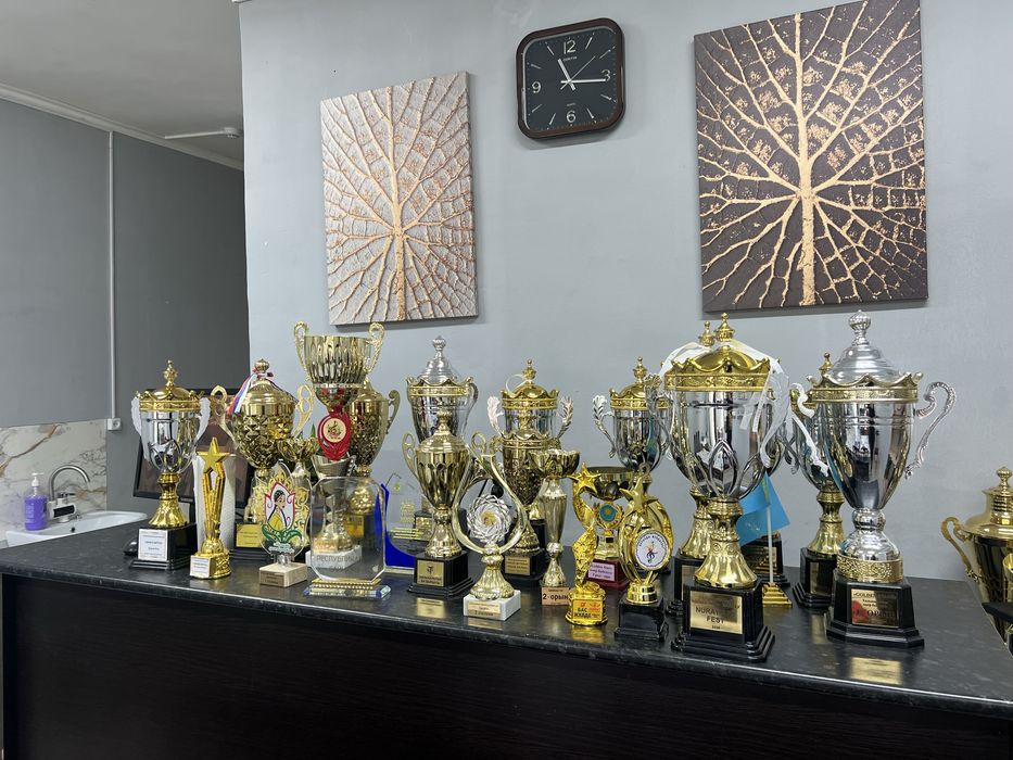 Продам недорого кубки разные