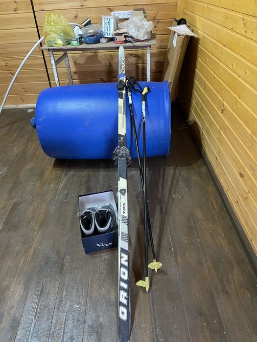 Продам лыжи с теплыми ботинками 38 размер ,палки .