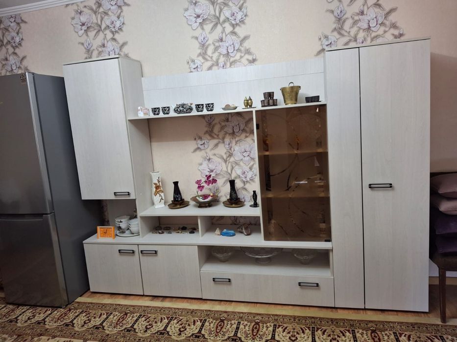 Продаю горку витрину в гостиннцю в отличном состоянии