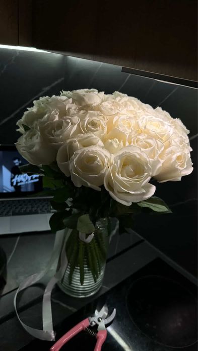 Цветы белые розы