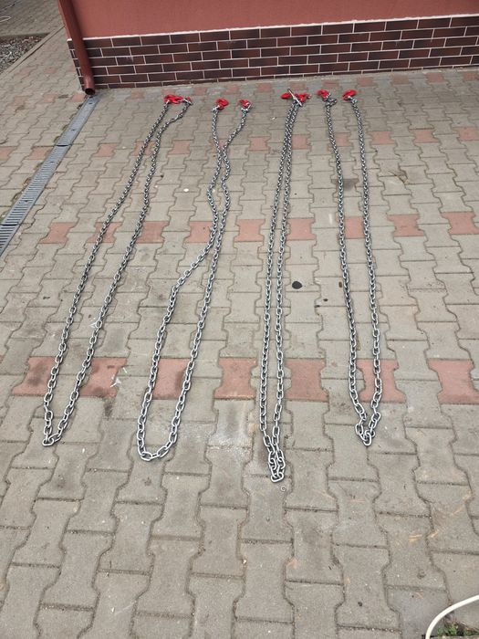 Lanțuri ridicare macara cu cârlige.