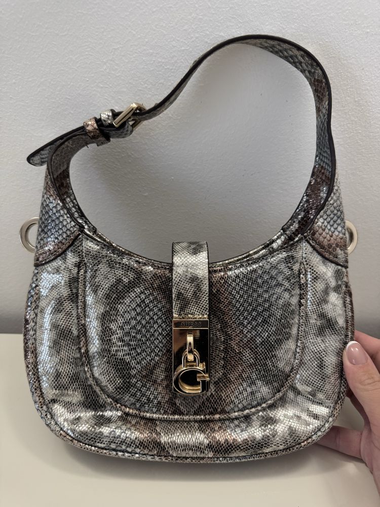 Оригинална чанта на Guess