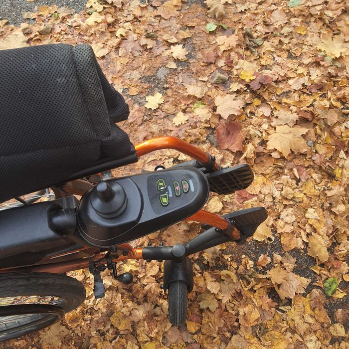 Cărucior electric pentru persoane cu dezabilităţi.
