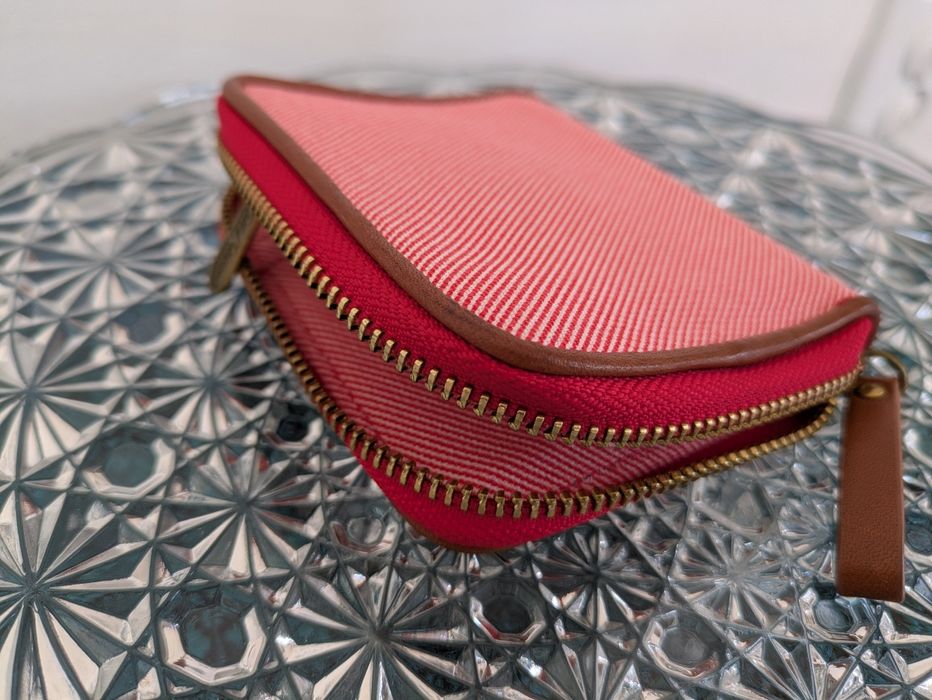 Малко червено партмоне с цветя