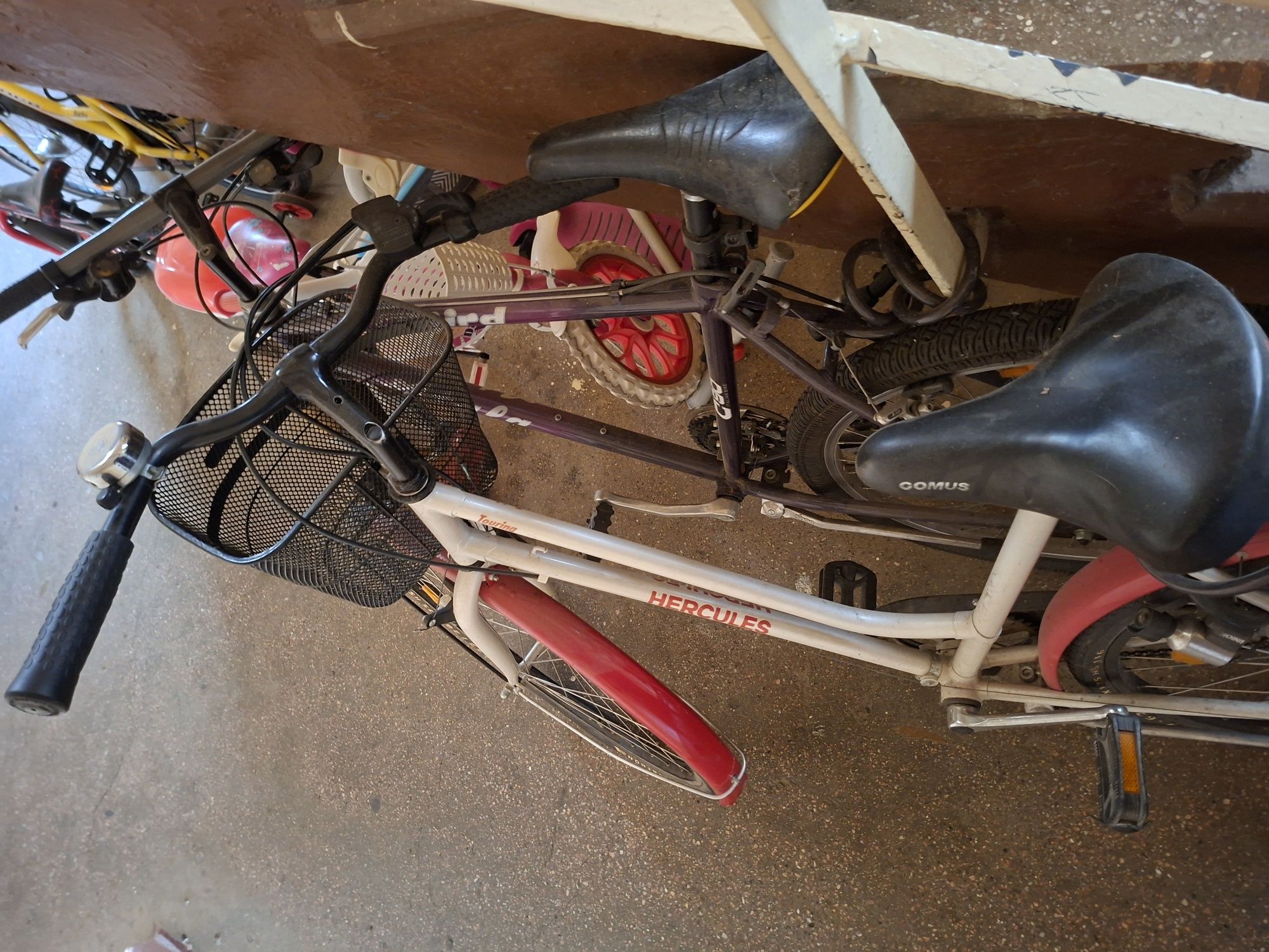 Vand 2 biciclete 300 lei bucata  una de fete si una de baieti
