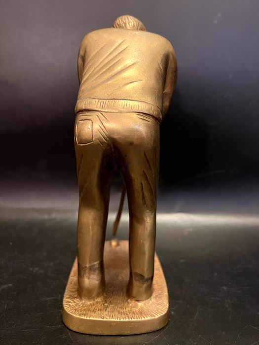 Statuetă reprezentând un jucător de golf.