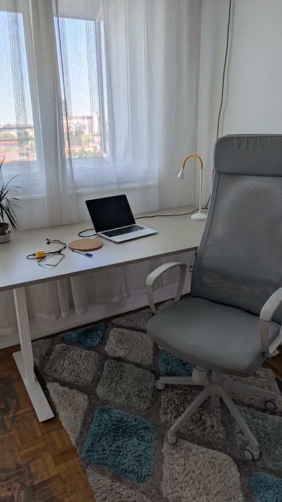 Set birou IKEA – TROTTEN (160×80, reglabil) + scaun MARKUS (ergonomic)