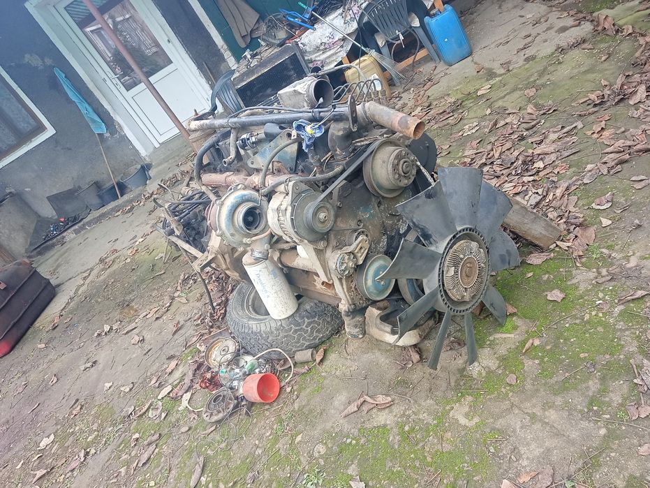 Vând motor navistar