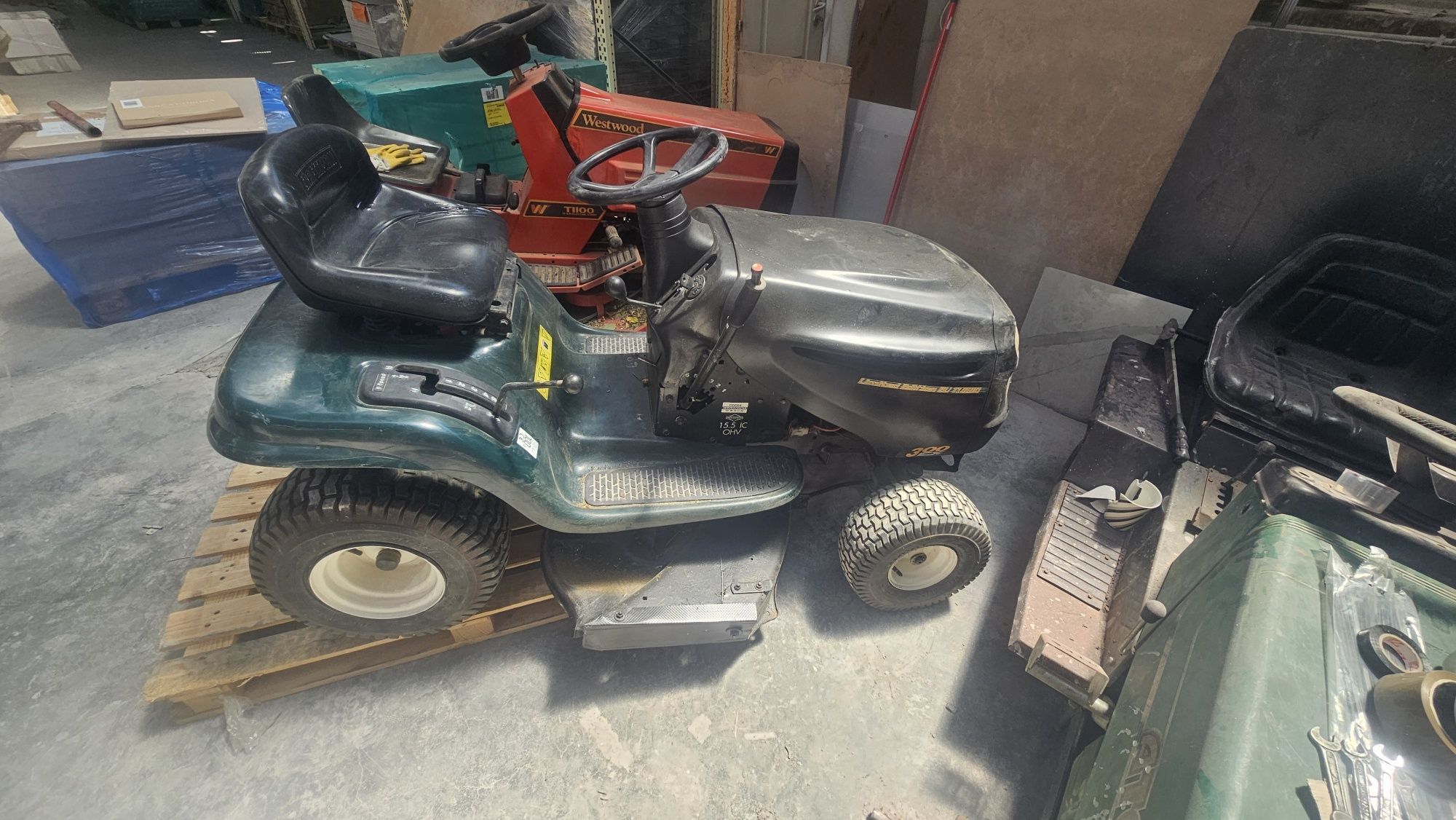 Vând tractoras de gazon