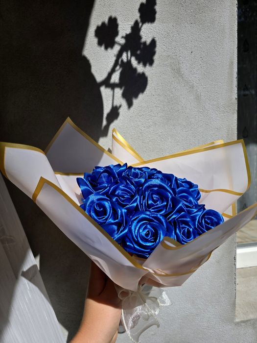Vând buchet de trandafiri realizați din satin