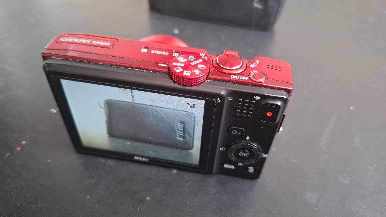 Компактен фотоапарат Nikon Coolpix S8200 14x широк оптичен зум отличен