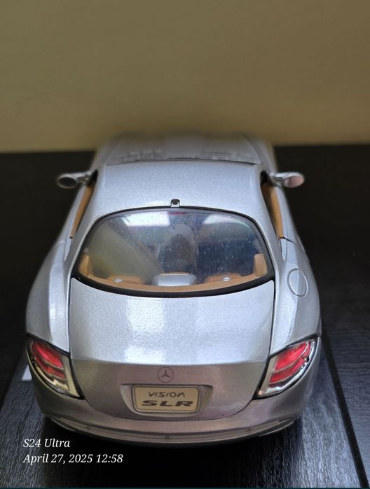 Vând macheta 1/18 Mercedes Vision SLR