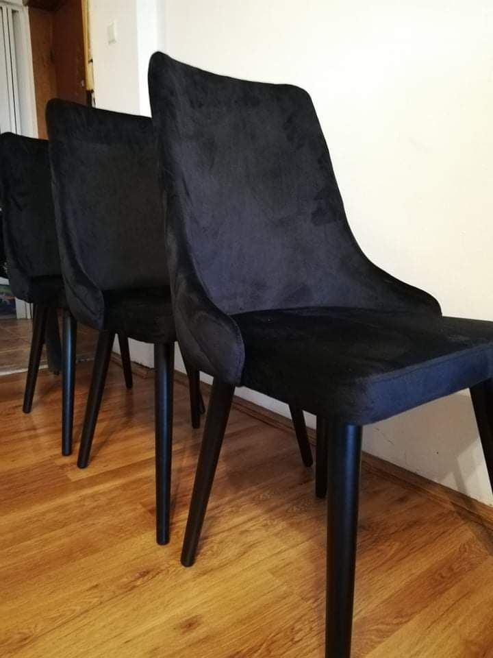 Masa cu scaune de catifea