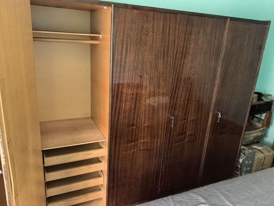 Лакиран гардероб