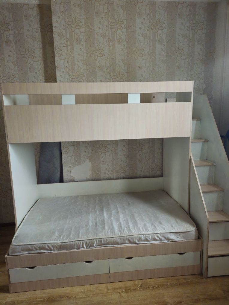 Продам  двух ярусную кровать