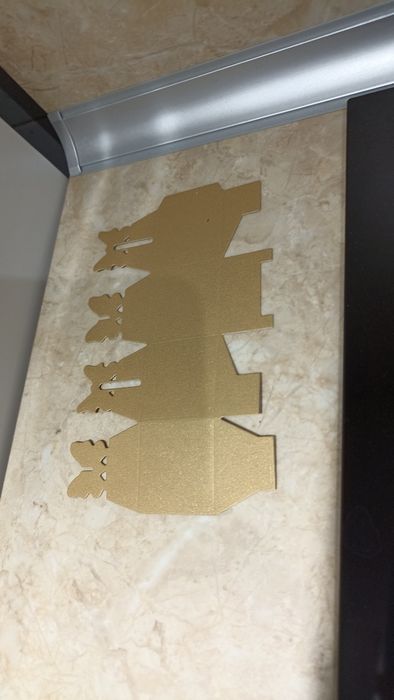 Кутийка за малки подаръчета с пеперуда