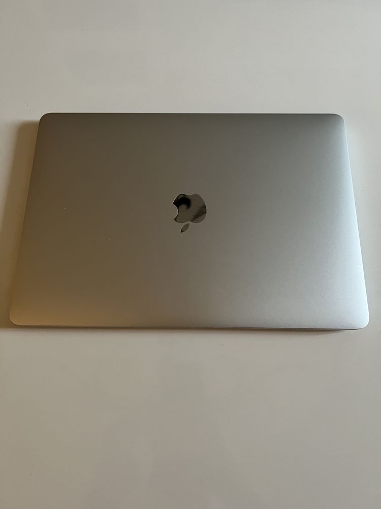 Продам MacBook Pro 13 2020 M1 8GB 256GB Silver