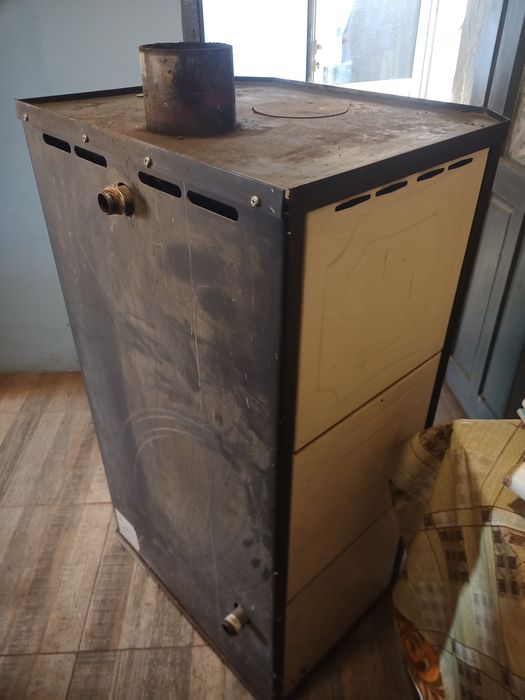 Камина с водна риза на дърва