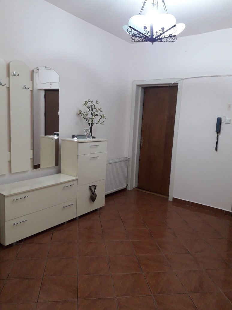 Apartament de vanzare 4 camere zona cetate