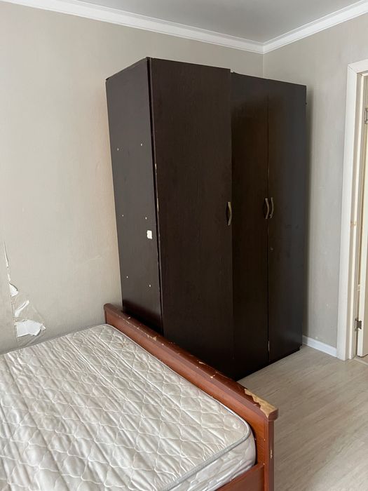 Отдам стол со стульями,шкаф и кровать,шкаф в прихожую