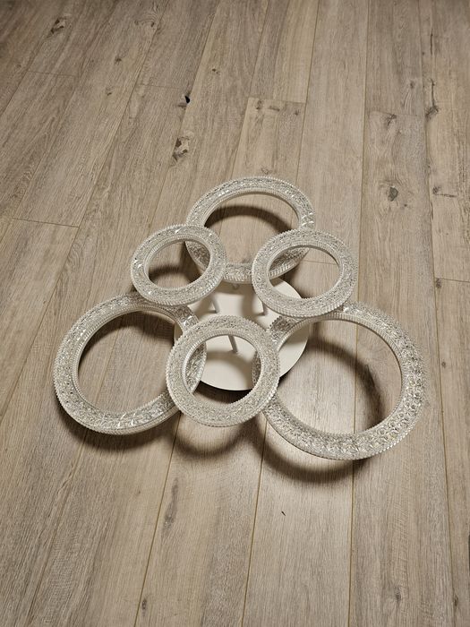 Люстра очень яркая с пультом 3 режима света