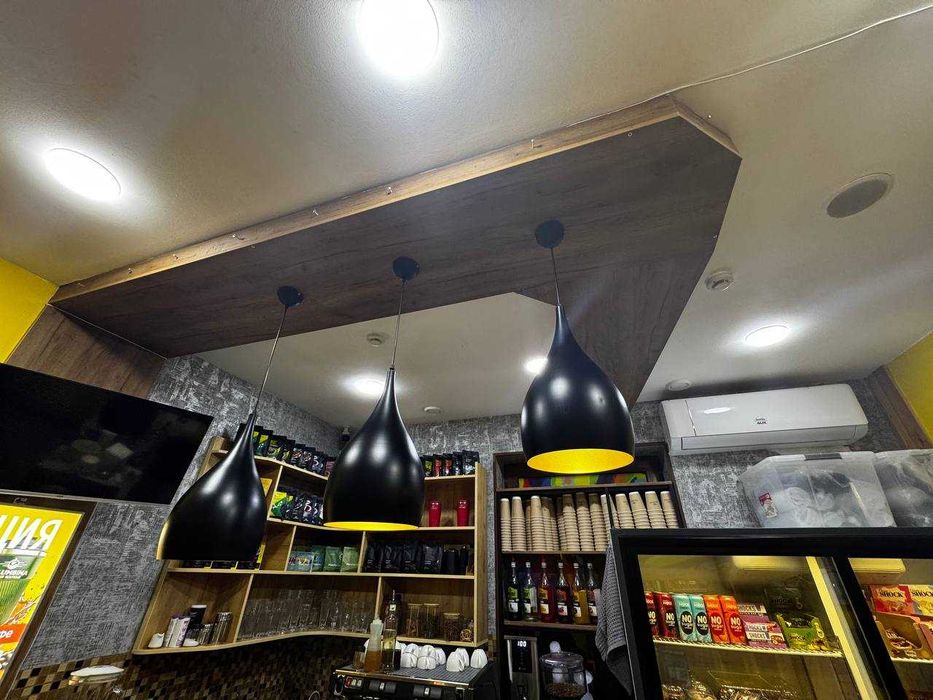 Барная стойка. 3 подвесных светильника. Верхнее и боковое крепление