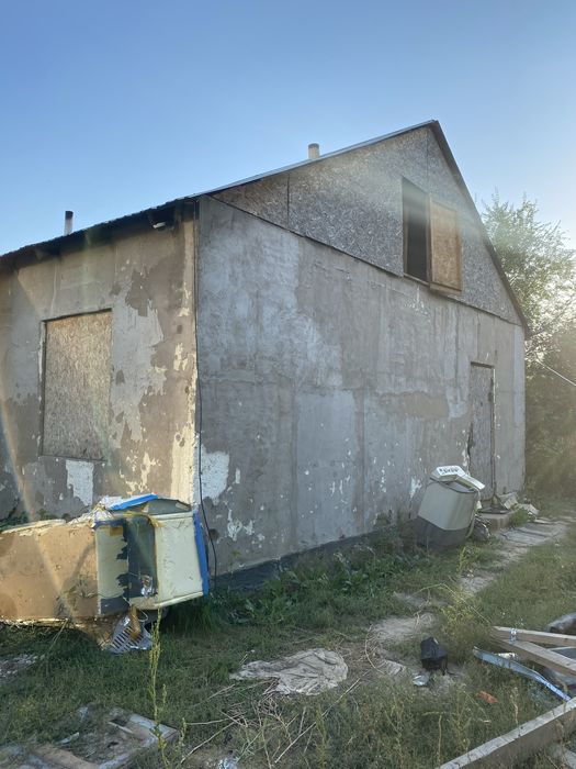 Продам дом по честям на строй материал