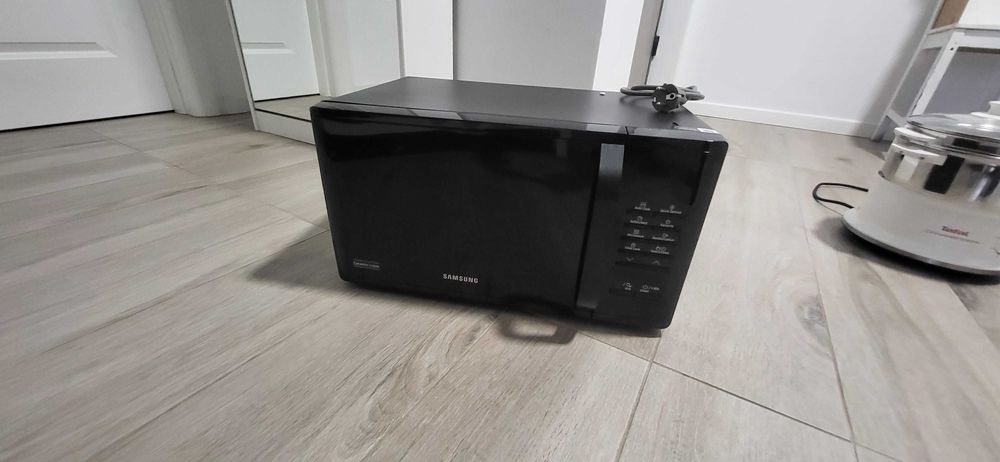 Cuptor cu microunde Samsung ms23k3513ak