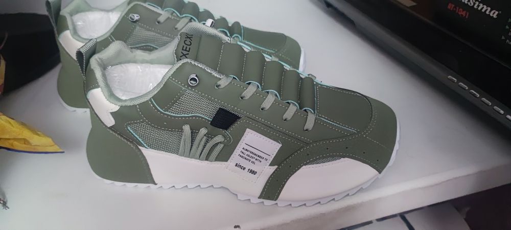 Кросовки новые 42 размер