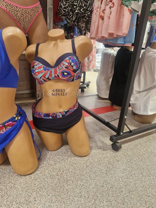 Vând costume de baie