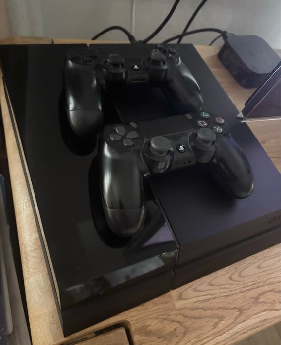 Playstation 4 1TB 2 manete