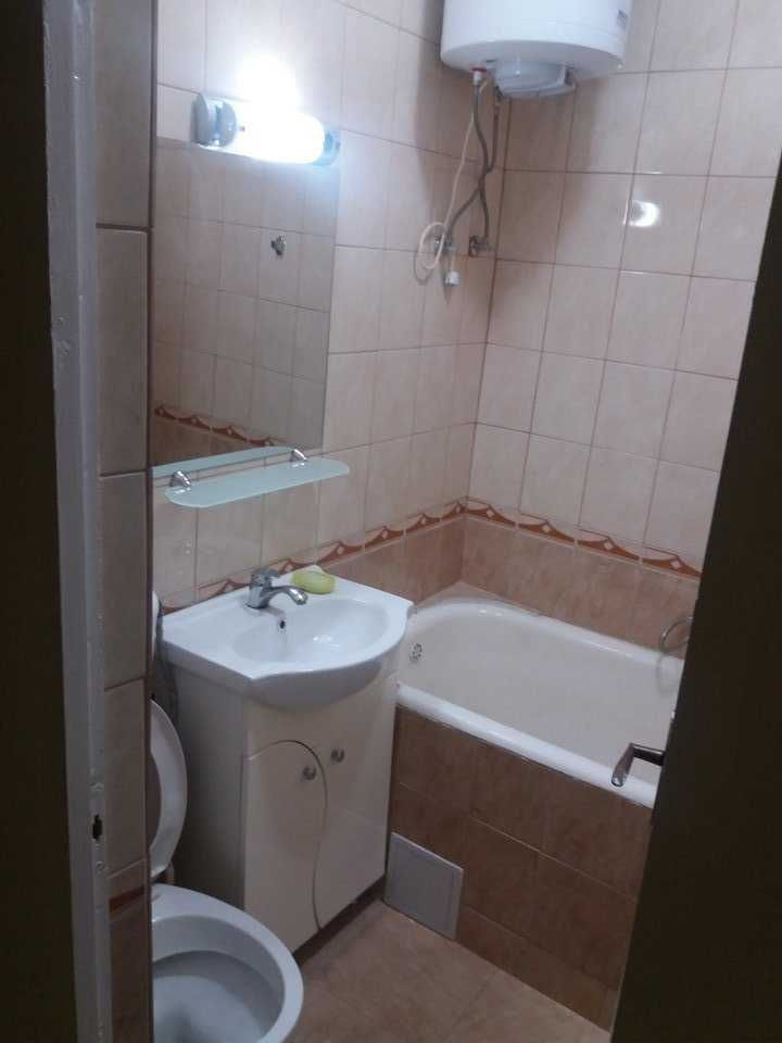 Dau in chirie locuinta cu 3 camere  central cu terasa si curte mare