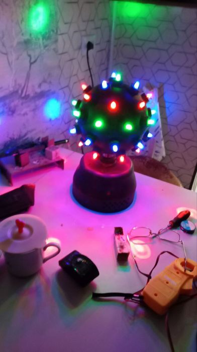 Крутящийся музыкальный шар