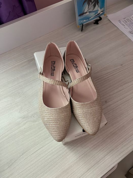 pantofi aurii in stare impecabila