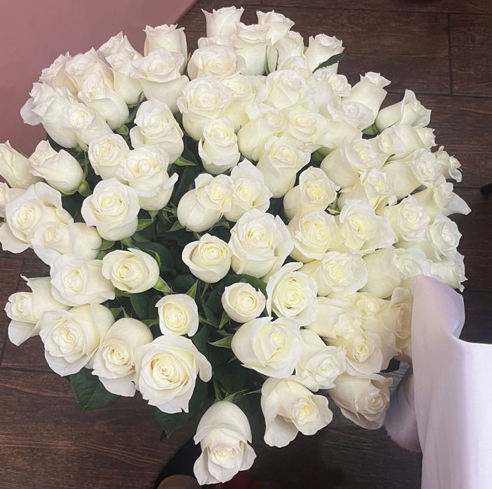 77 штук белые розы