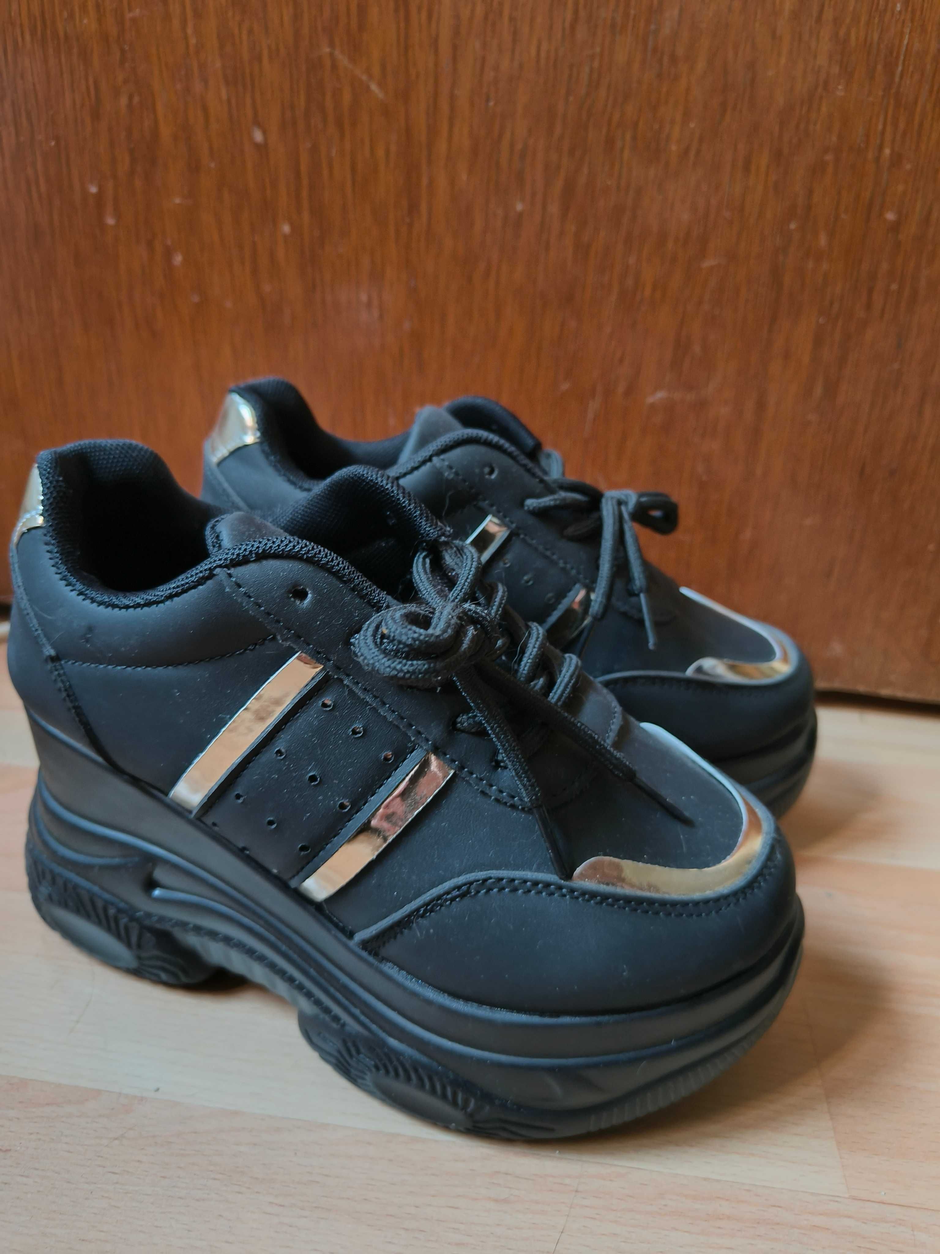 Adidași cu platformă