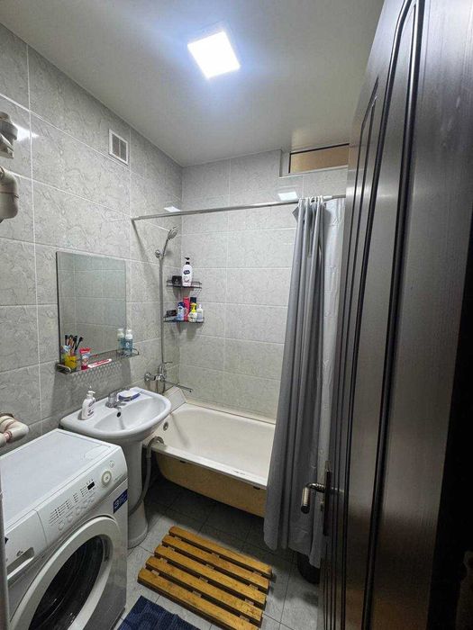 Chilonzor 2-mavzeda 3-xonali uy sotiladi.