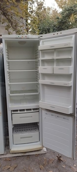 Продается двухкамерный холодильник Аристон двухметровый.