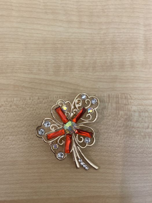 Продам брошку женскую новую очень красивая небольшого размера 5см.