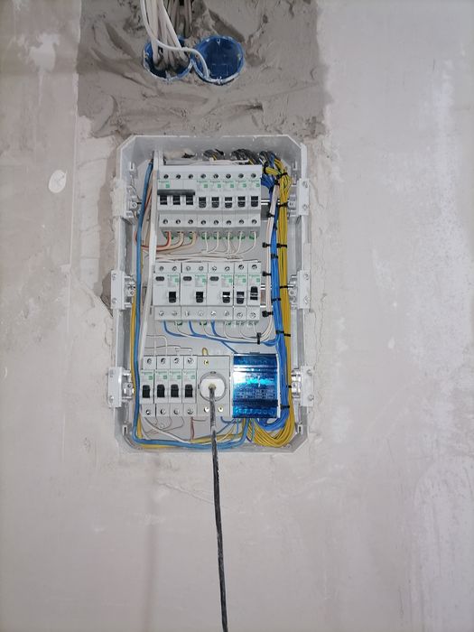 электрик: ремонт, проводка, розетки, щитки, подключение.